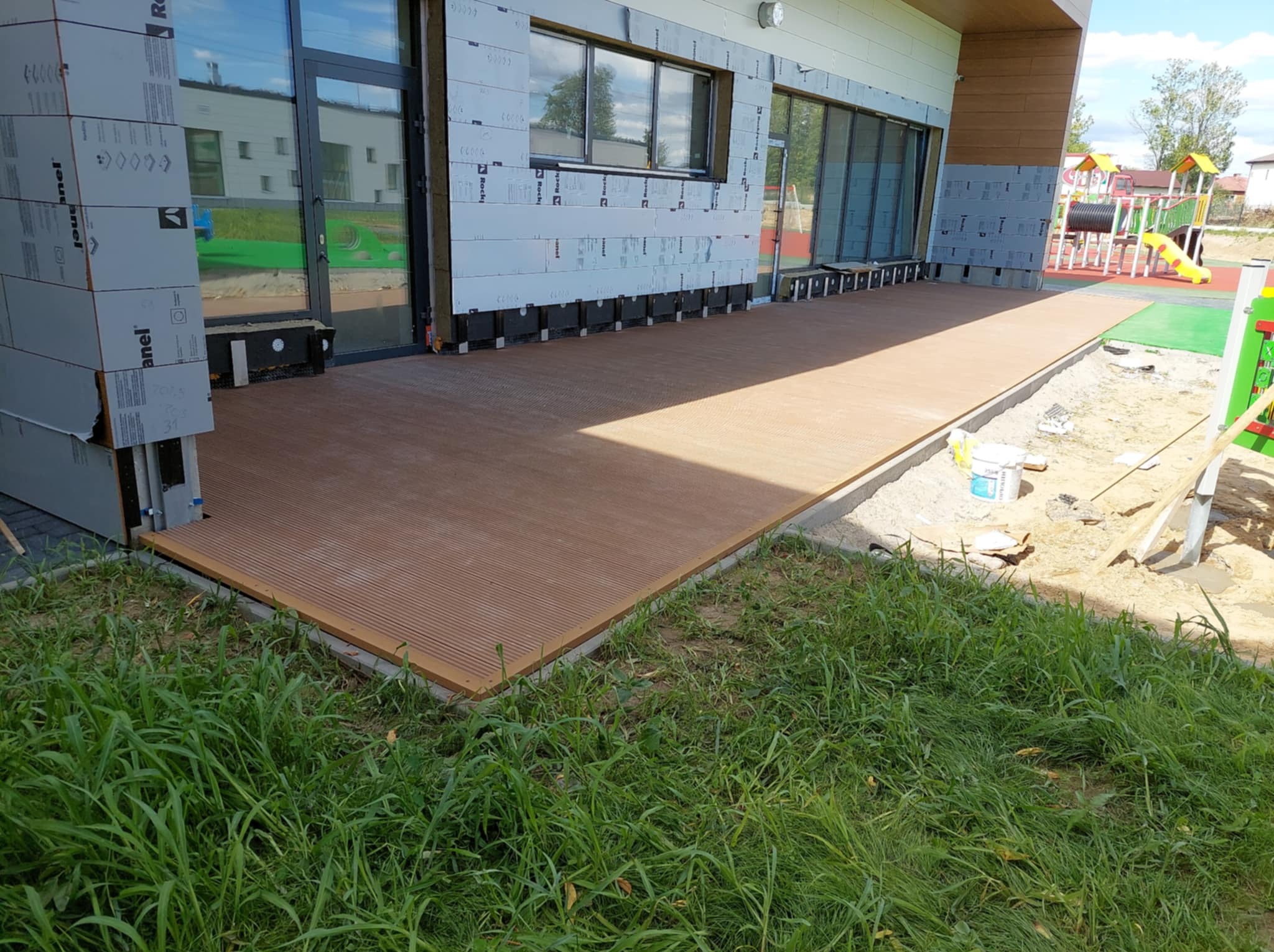 Taras przy nowo budowanym przedszkolu