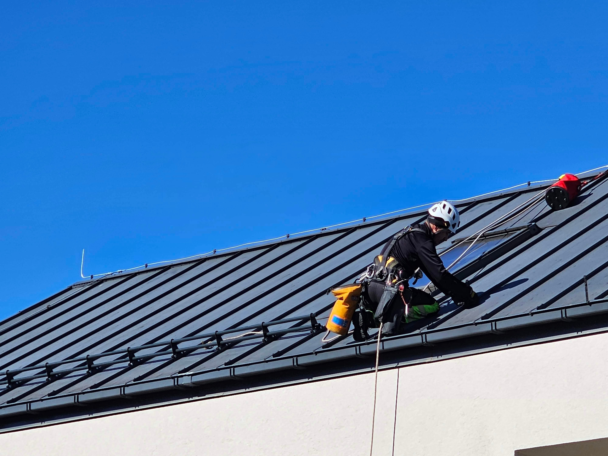 Prace wysokościowe montaż śniegołapów