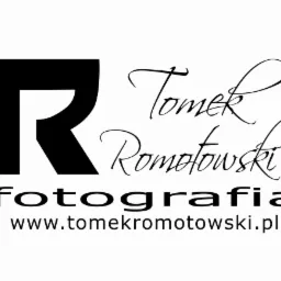 Logo firmy fotograficznej Tomek Romotowski z dużą literą R i adresem strony internetowej.