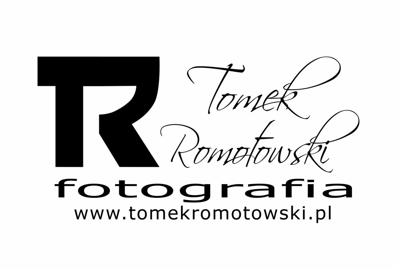 Logo firmy fotograficznej Tomek Romotowski z dużą literą R i adresem strony internetowej.