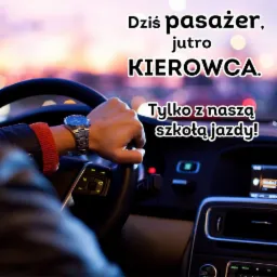 Dłoń na kierownicy samochodu, zegarek na nadgarstku, w tle rozmyte światła miasta i napis 'Dziś pasażer, jutro KIEROWCA. Tylko z naszą szkołą jazdy!'