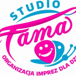 Logo firmy Studio Fama Organizacja Imprez Dla Dzieci, z stylizowanym napisem Fama w kolorze różowym, niebieskim akcentem Studio u góry i graficznym elementem przypominającym uśmiechniętego ślimaka.