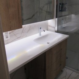 Blat łazienkowy z umywalką wygiętą bezpośrednio z blatu wraz z meblami łazienkowymi z płyty laminowanej