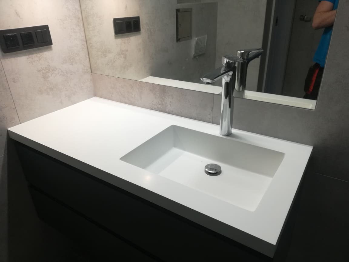 Blat łazienkowy ze zintegrowaną umywalką, konglomerat mineralny solid surface