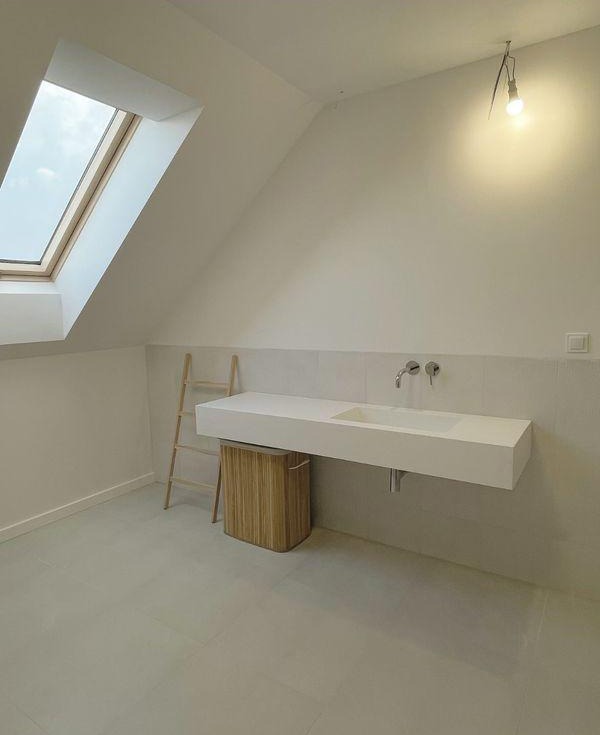 Wiszący blat łazienkowy ze zintegrowaną umywalką, konglomerat mineralny solid surface