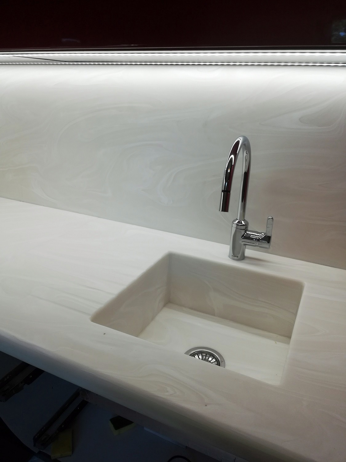 Zlewozmywak zintegrowany z blatem z wyfrezowanym ociekaczem