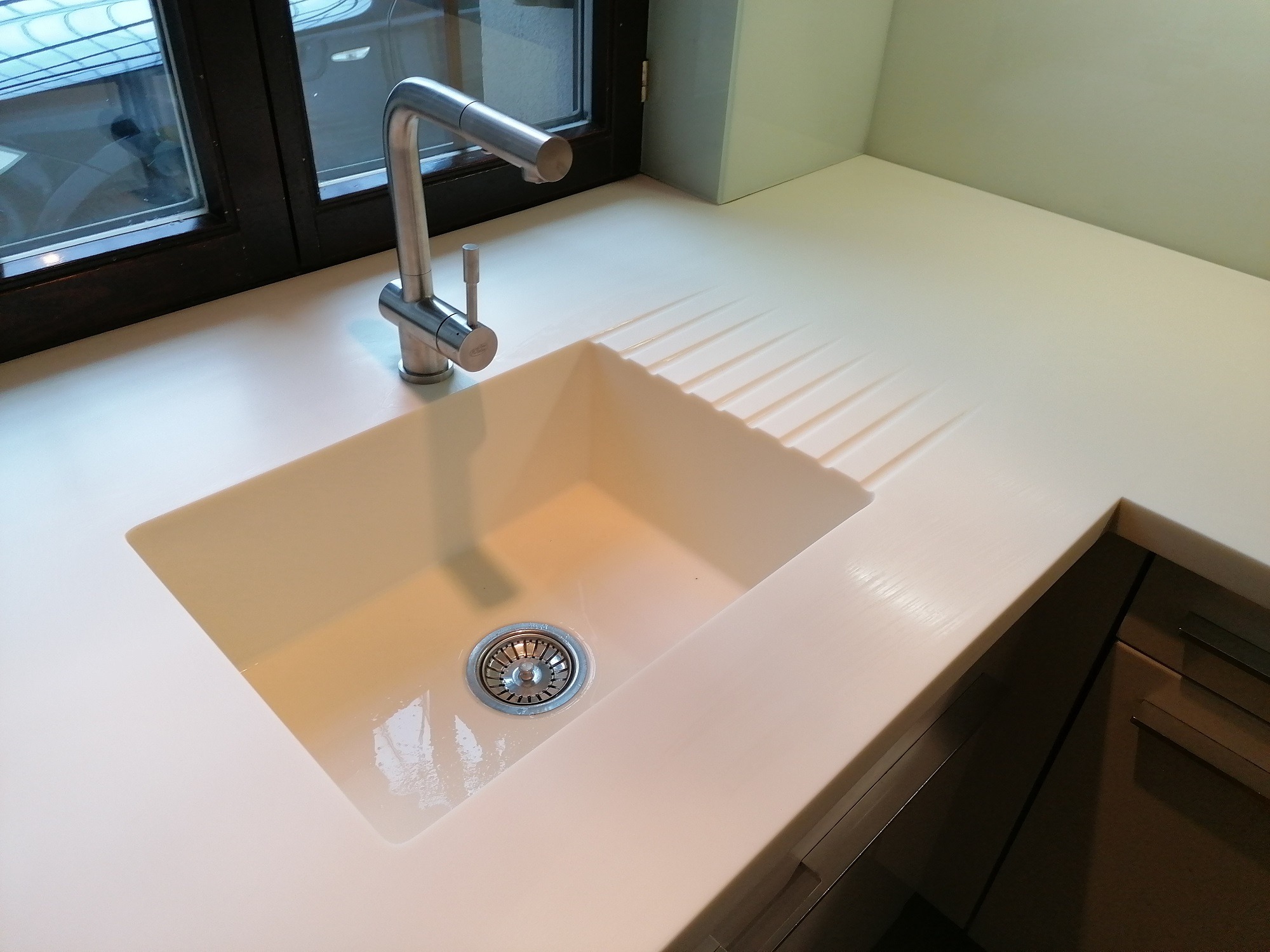 Blat kompozytowy w kształcie litery L połączony bezspoinowo, ze zintegrowanym zlewozmywakiem