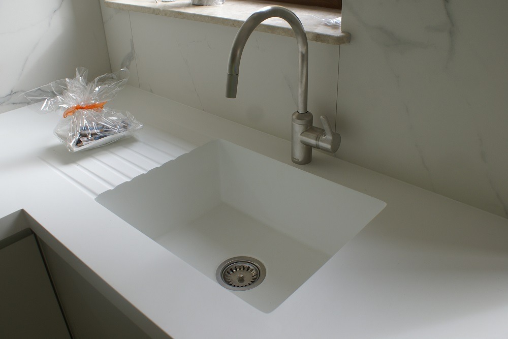 Blat kompozytowy ze zintegrowaną komorą zlewozmywaka