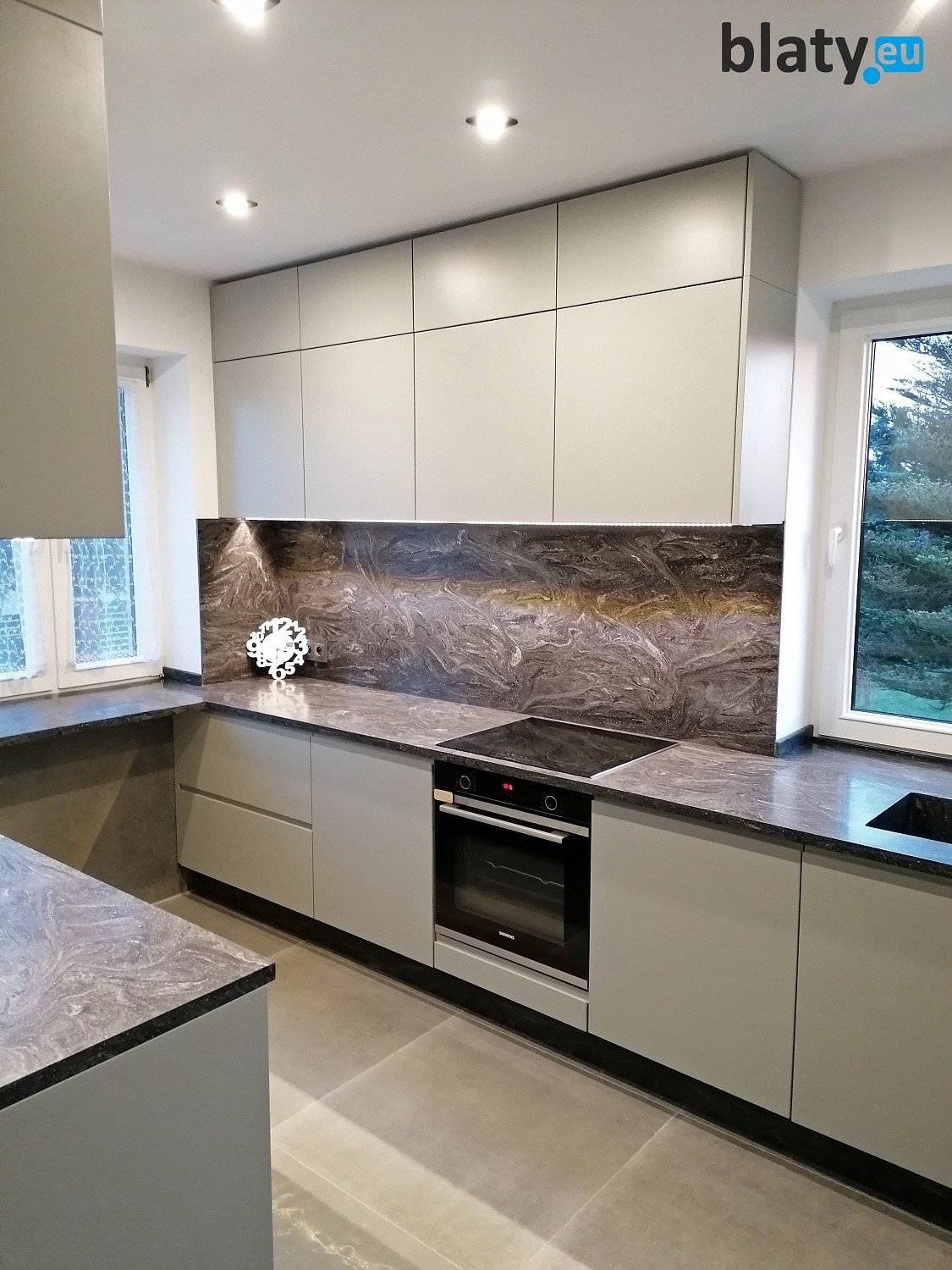 Blat kuchenny, zlewozmywak oraz panele ścienne wykonane z materiału solid surface