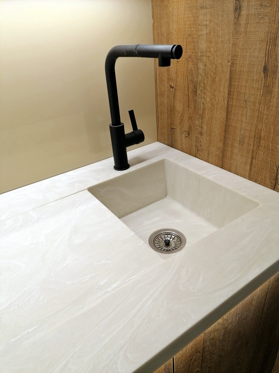 Zlew zintegrowany z blatem z subtelnym ociekaczem