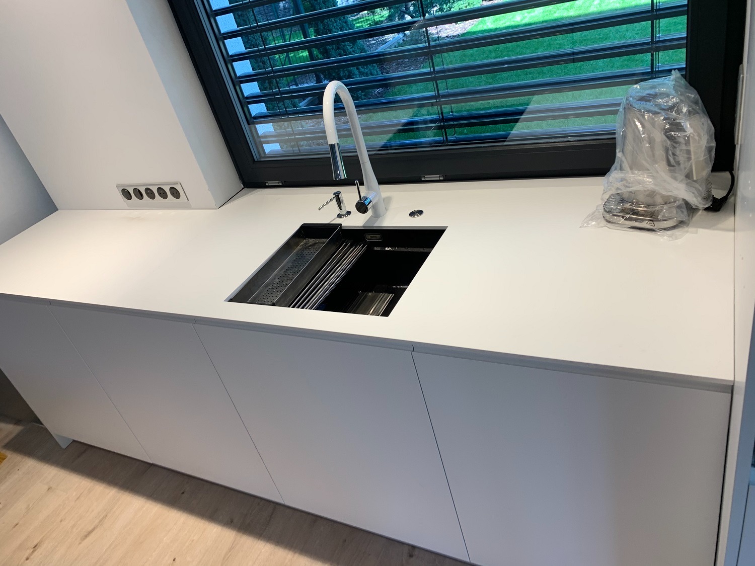 Cienki blat kuchenny, konglomerat mineralny