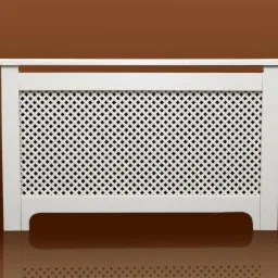 Biała, drewniana osłona grzejnika z ażurowym wzorem na brązowym tle z odbiciem.