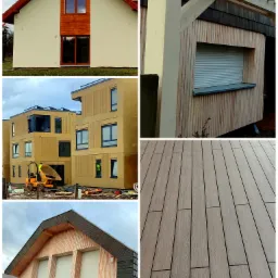 Kompozycja zdjęć przedstawiających różne etapy budowy lub wykończenia domów i budynków, w tym elewacje z drewna i tynku, taras z desek kompozytowych oraz budynek w trakcie prac ziemnych z mini...