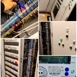 Rozdzielnica elektryczna z okablowaniem, bezpiecznikami i licznikiem, elektryk sprawdza napięcie w obwodzie za pomocą próbnika.