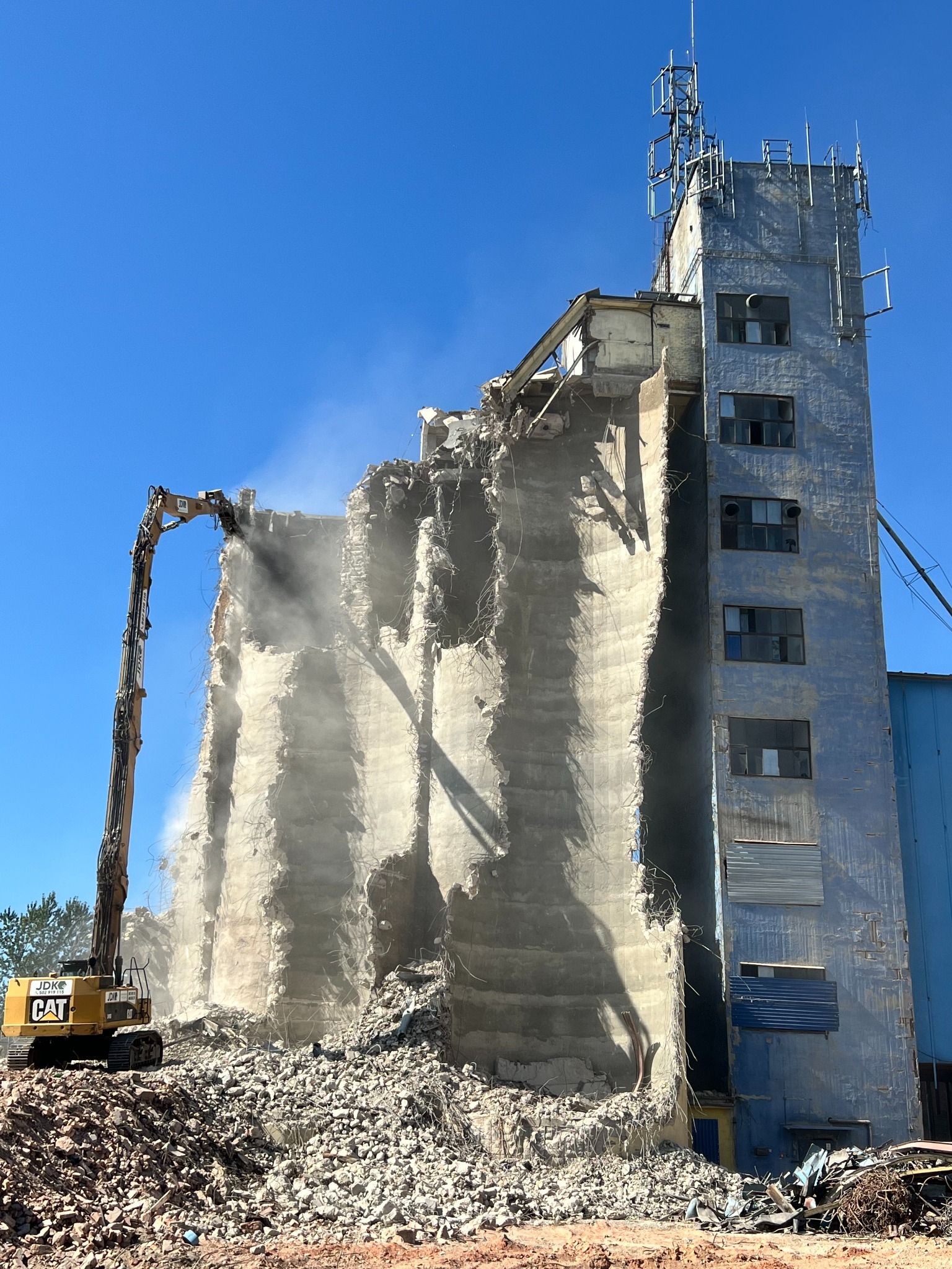 CAT DEM70; Waga 68 ton; Zasięg 32 m
