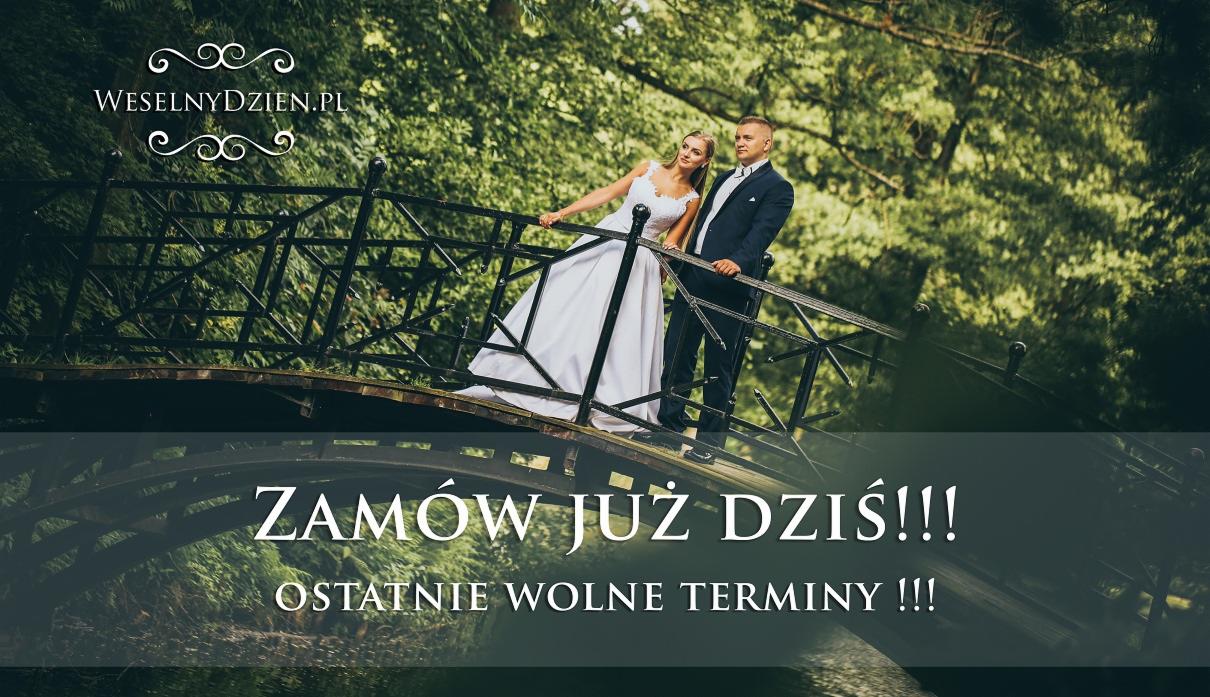 Para młoda w strojach ślubnych pozuje na starym, metalowym moście w zalesionym parku, z logo 'WeselnyDzien.PL' w lewym górnym rogu i napisem 'Zamów już dziś!!! Ostatnie wolne terminy !!!' na dole.