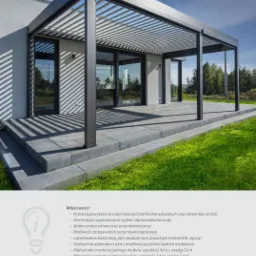 Nowoczesna pergola z aluminiową konstrukcją i lamelowym zadaszeniem, osłaniająca taras wyłożony szarą kostką brukową, z widokiem na zieleń ogrodu.