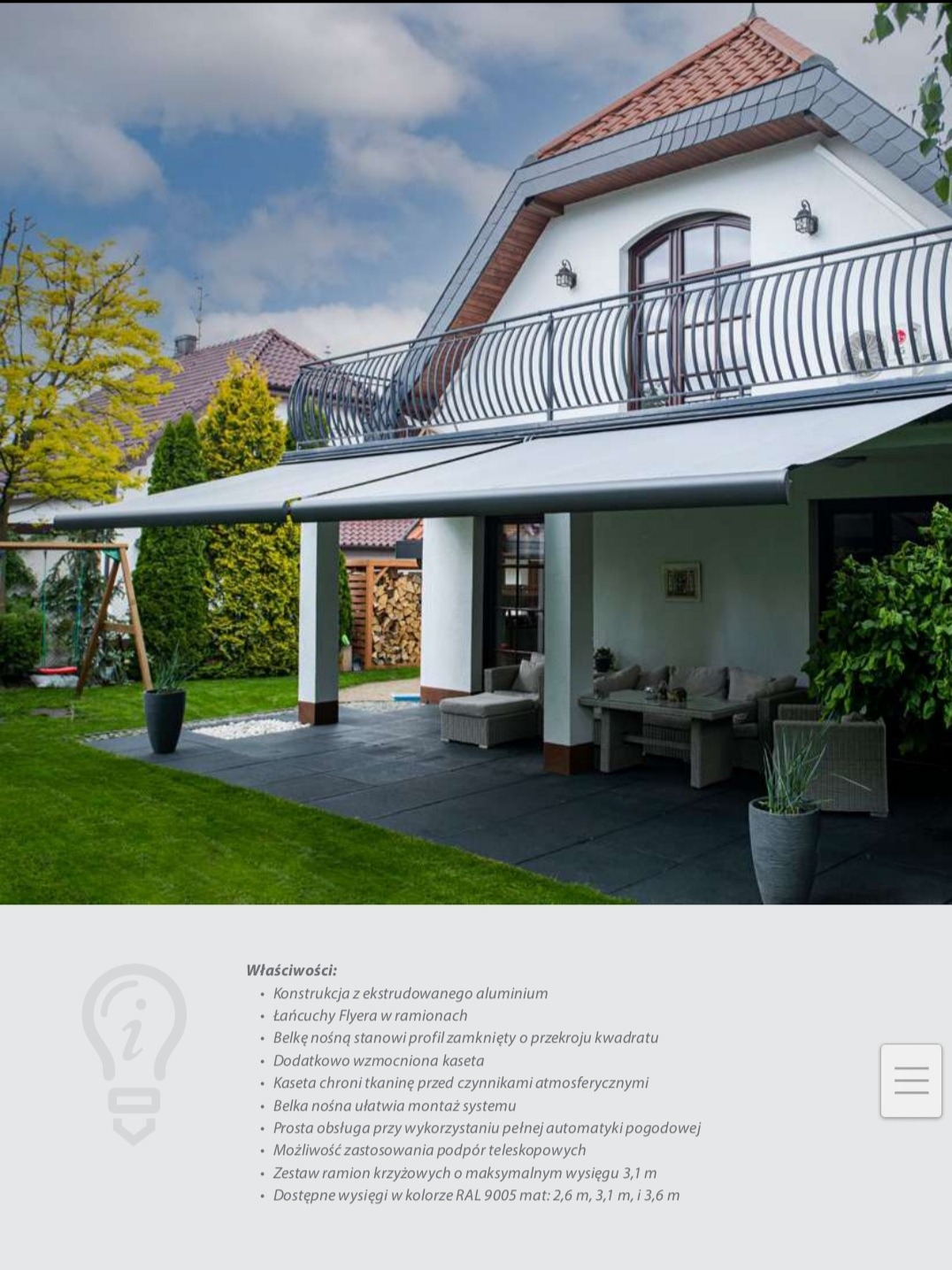 Nowoczesny taras z betonową kostką, wyposażony w rozkładaną markizę przeciwsłoneczną, meble ogrodowe i rośliny w donicach.