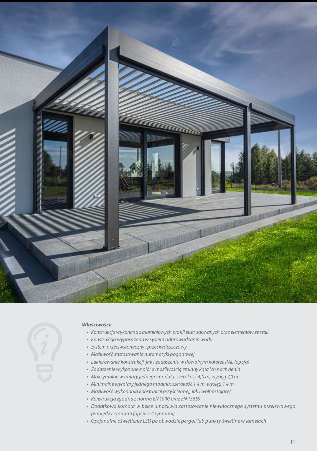 Nowoczesna pergola z aluminiową konstrukcją i lamelowym zadaszeniem, osłaniająca taras wyłożony szarą kostką brukową, z widokiem na zieleń ogrodu.