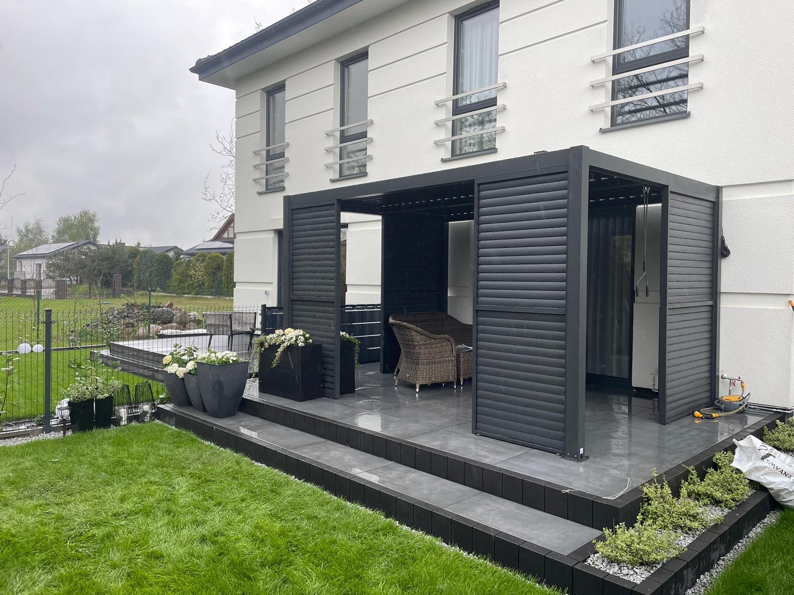 Kompleksowo wykonany taras z zadaszeniem aluminiowym.