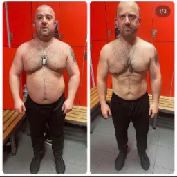 Mężczyzna w czarnych spodniach, prezentujący metamorfozę sylwetki: po lewej przed, po prawej po treningach, na tle pomarańczowych szafek w szatni.