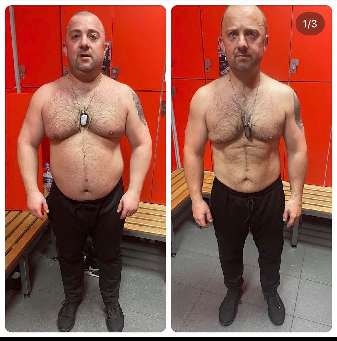 Mężczyzna w czarnych spodniach, prezentujący metamorfozę sylwetki: po lewej przed, po prawej po treningach, na tle pomarańczowych szafek w szatni.