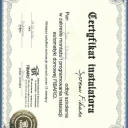 Certyfikat instalatora Systemu Fibaro dla Pana Jana Chaboja, potwierdzający odbycie szkolenia w zakresie montażu i programowania instalacji automatyki domowej Fibaro, wydany przez Fibaro Oddział...