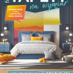 Pok&oacute;j dziecięcy z tapetą na ścianie przedstawiającą g&oacute;rski krajobraz o zachodzie słońca, ł&oacute;żko z niebieską ramą, lampki nocne i zabawki na podłodze, promocyjny napis 'TAPETY na wymiar' w g&oacute;rnej...