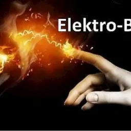 Ilustracja koncepcyjna przedstawiająca żarówkę, od której odchodzi iskra w kierunku palca ludzkiej dłoni, z napisem 'Elektro-Boss' u góry.