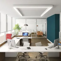 Nowoczesne biuro z białymi biurkami, szklanymi ściankami działowymi, oświetleniem LED w kształcie kwadratu na suficie i widokiem na przestrzeń relaksacyjną z brązową sofą.