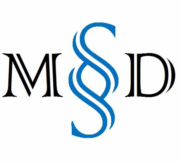 Logo firmy prawniczej MSD z niebieskim paragrafem pomiędzy czarnymi literami M i D na białym tle.