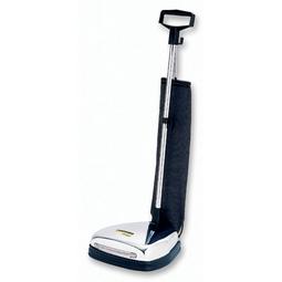 Profesjonalna maszyna do czyszczenia dywanów z czarnym workiem na kurz i chromowaną obudową, ustawiona na białym tle.