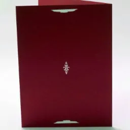 Otwarty, bordowy folder z delikatnym, srebrnym ornamentem na okładce, widoczne wycięcia na zamknięcie.