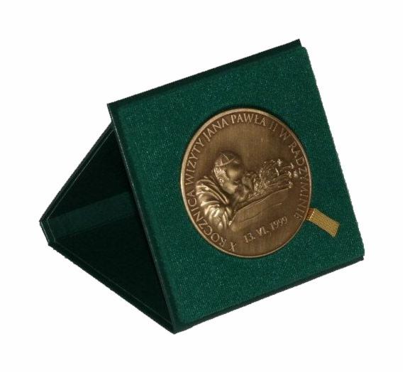 Pamiątkowy medal z wizerunkiem Jana Pawła II w zielonym, aksamitnym etui.