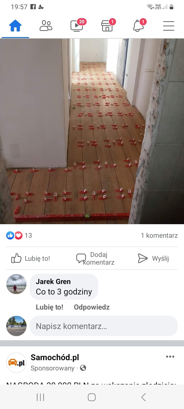 Układanie paneli podłogowych w korytarzu, z użyciem czerwonych klipsów do poziomowania, widoczne surowe ściany w tle.