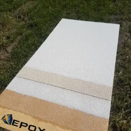 Paleta pr&oacute;bek z r&oacute;żnymi warstwami i teksturami, prawdopodobnie posadzki, z logo firmy 'EPOX' w lewym dolnym rogu, na tle trawy.