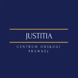 Logo firmy prawniczej Justitia na granatowym tle, z białym napisem i złotymi liniami.