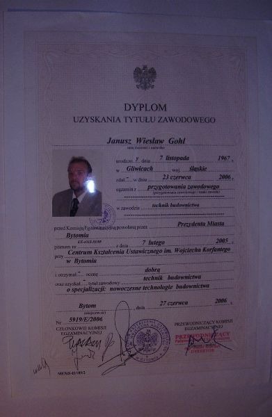 Skan dyplomu zawodowego technika budownictwa, wydanego w 2006 roku w Bytomiu, z pieczęciami i zdjęciem Janusza Wiesława Gohla. Dokument potwierdza kwalifikacje.