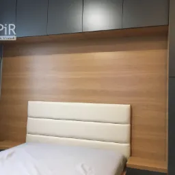 Mała sypialnia, wykorzystaliśmy miejsce nad łóżkiem zgodnie z życzeniem Klienta :)