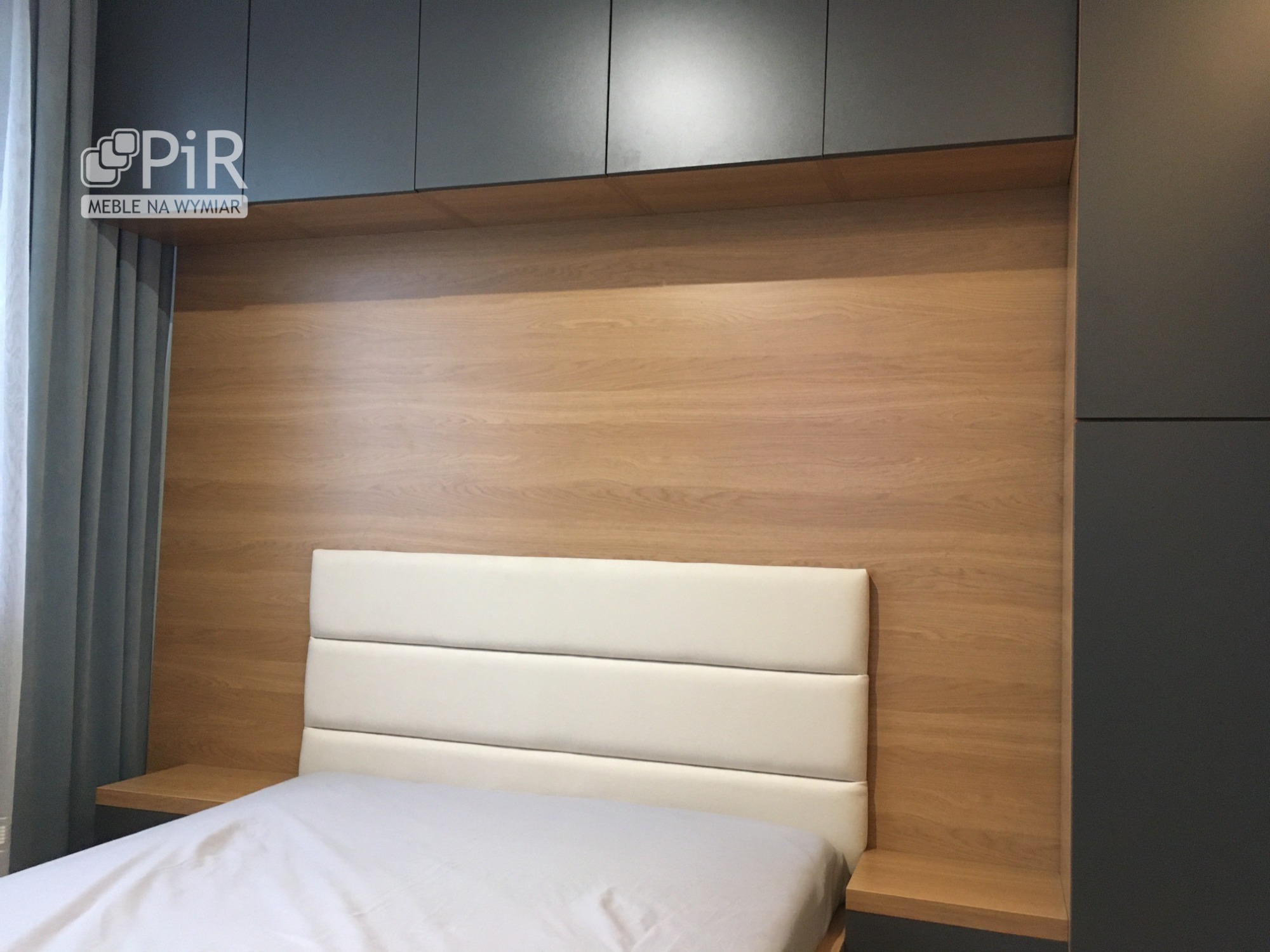 Mała sypialnia, wykorzystaliśmy miejsce nad łóżkiem zgodnie z życzeniem Klienta :)