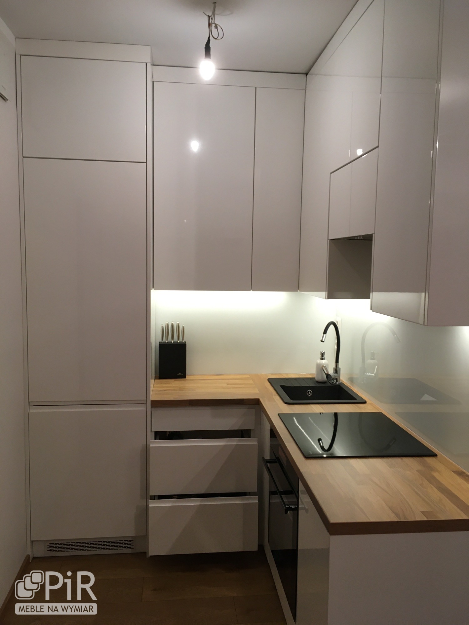 Niewielka kuchnia, wykorzystaliśmy każdy zakamarek :)