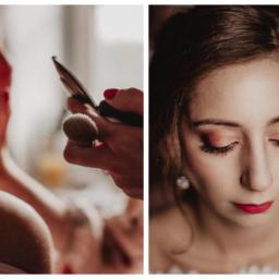 Pracownia KRA - Makijaż ślubny w trakcie wykonywania: zbliżenie na twarz panny młodej z zamkniętymi oczami i widocznym makijażem oczu w odcieniach różu i beżu, obok dłoń wizażystki z pędzlem i paletą cieni.