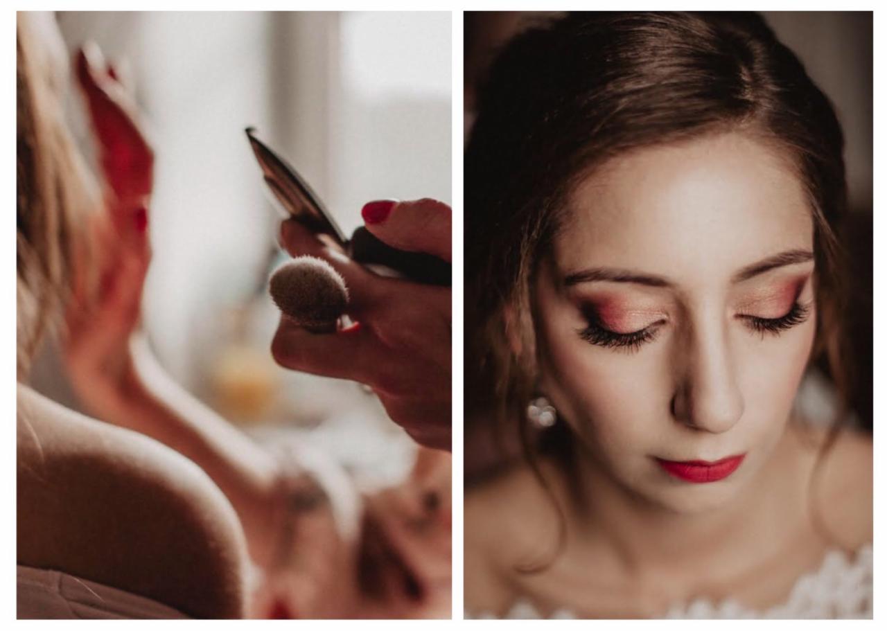 Makijaż ślubny w trakcie wykonywania: zbliżenie na twarz panny młodej z zamkniętymi oczami i widocznym makijażem oczu w odcieniach różu i beżu, obok dłoń wizażystki z pędzlem i paletą cieni.