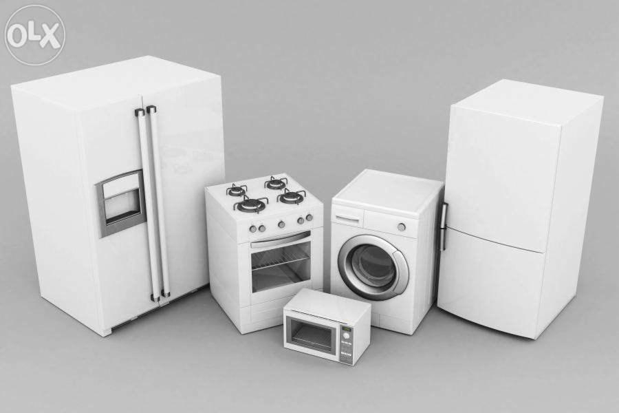 Zestaw białych, miniaturowych urządzeń AGD: lodówka z dystrybutorem wody, kuchenka gazowa z piekarnikiem, pralka i mikrofalówka, ustawione na szarym tle.