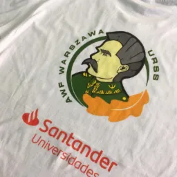 Biała koszulka z nadrukiem stylizowanego portretu Józefa Piłsudskiego w mundurze z napisem AWF Warszawa URSS oraz logotypem Santander Universidades.