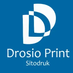 Logo firmy Drosio Print specjalizującej się w sitodruku, na niebieskim tle z białym znakiem graficznym stylizowanym na literę D i nazwą firmy.