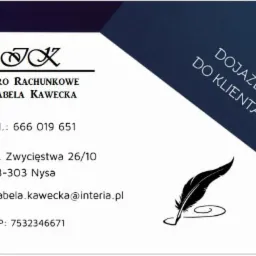 Wizytówka biura rachunkowego Izabeli Kaweckiej z informacją o dojeździe do klienta, numerem telefonu, adresem i NIP-em, ozdobiona stylizowanym piórem.