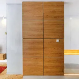 Nowoczesny salon z drewnianą ścianą działową z kwadratowych paneli, białą ścianą z wnęką podświetloną ciepłym światłem, betonową ścianą z telewizorem i czerwonym dywanem.