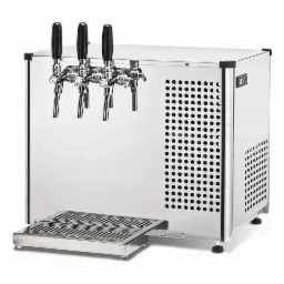 Profesjonalny, srebrny dystrybutor napojów z trzema kranami i ociekaczem, widoczne otwory wentylacyjne po prawej stronie.