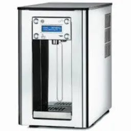 Kompaktowy, srebrny dystrybutor wody z wyświetlaczem LCD i prostokątną obudową, widoczne kratki wentylacyjne z boku.